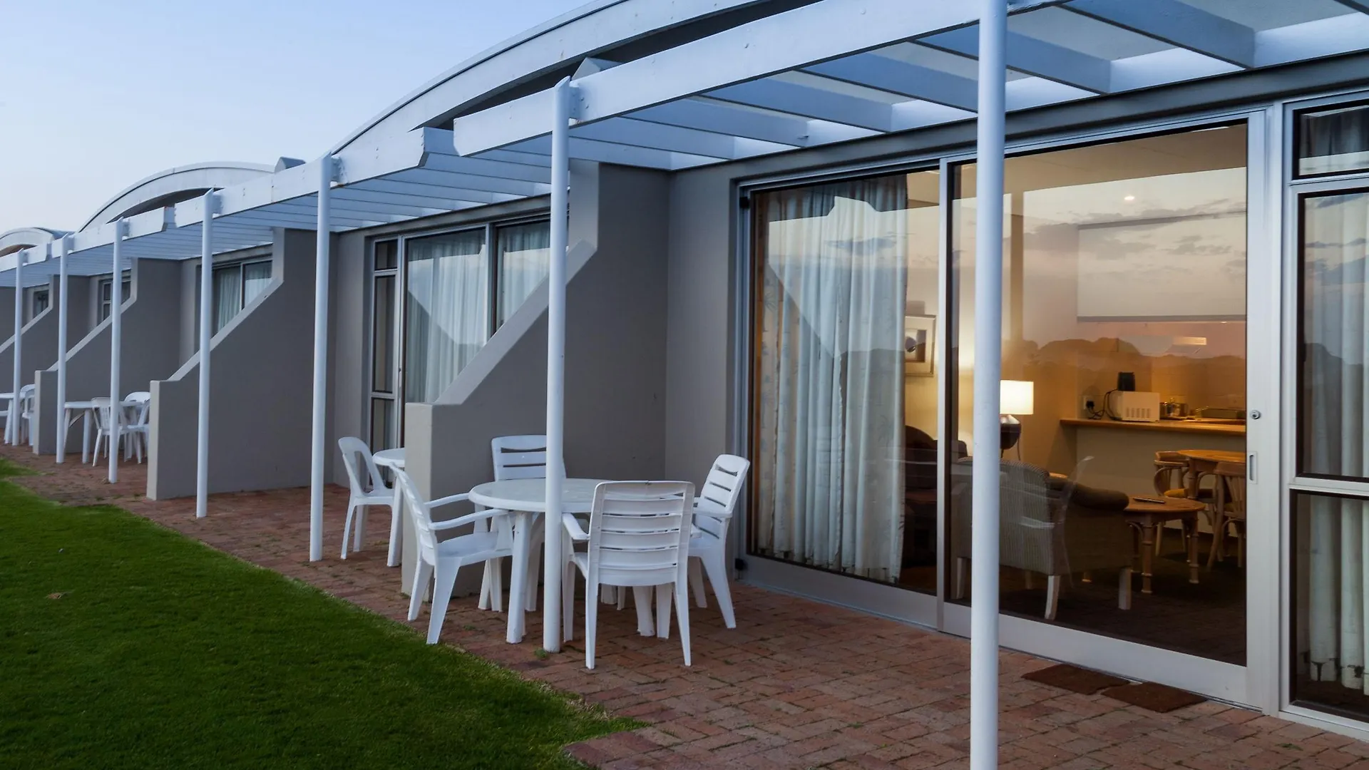 Dolphin Beach Hotel Self Catering Apartments Bloubergstrand