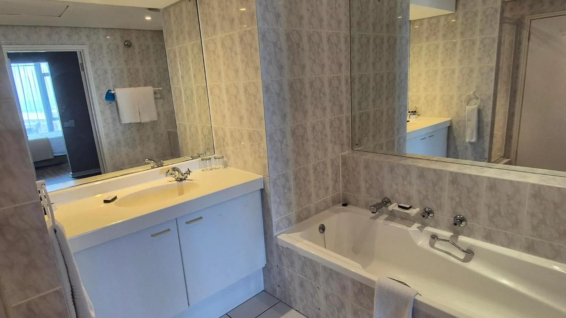 Dolphin Beach Hotel Self Catering Apartments Bloubergstrand