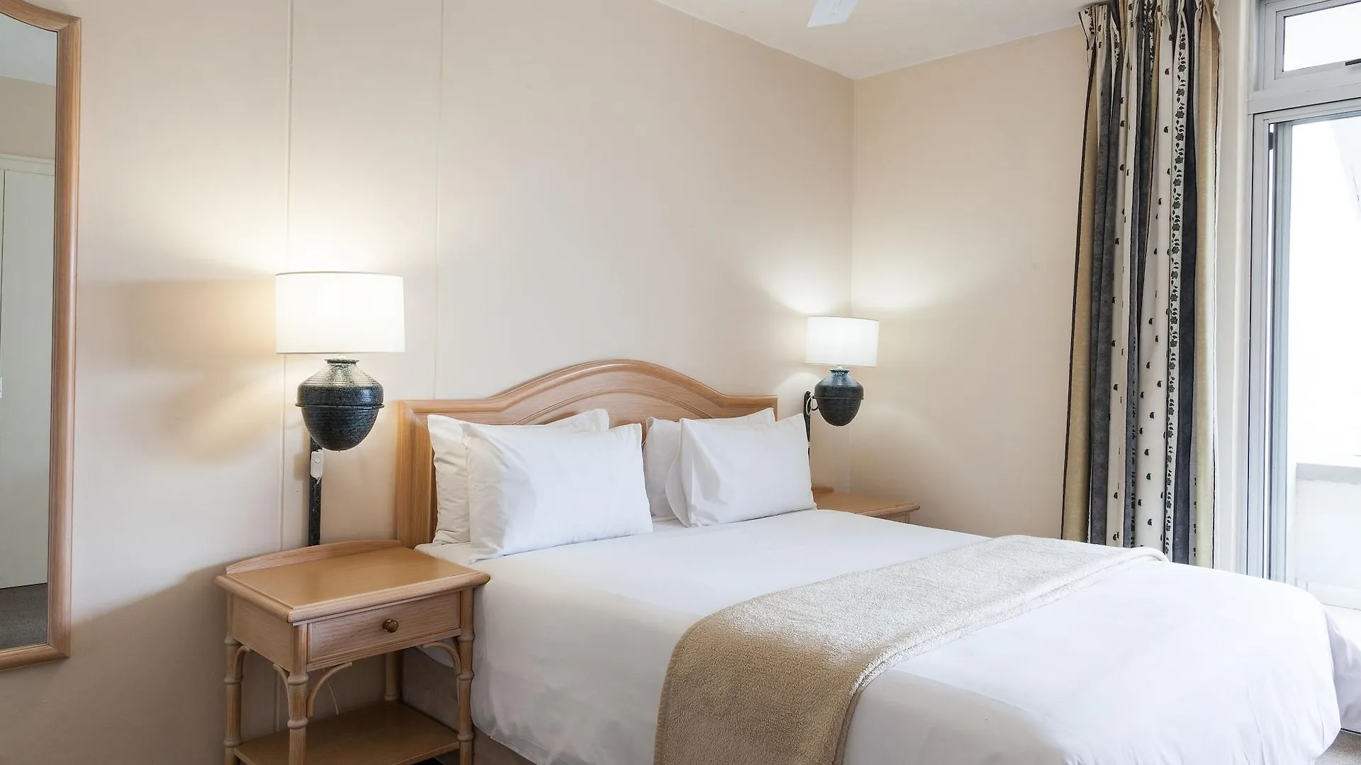 Dolphin Beach Hotel Self Catering Apartments Bloubergstrand