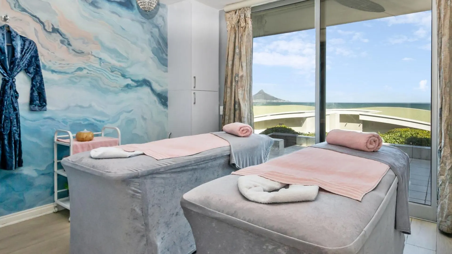Dolphin Beach Hotel Self Catering Apartments Bloubergstrand