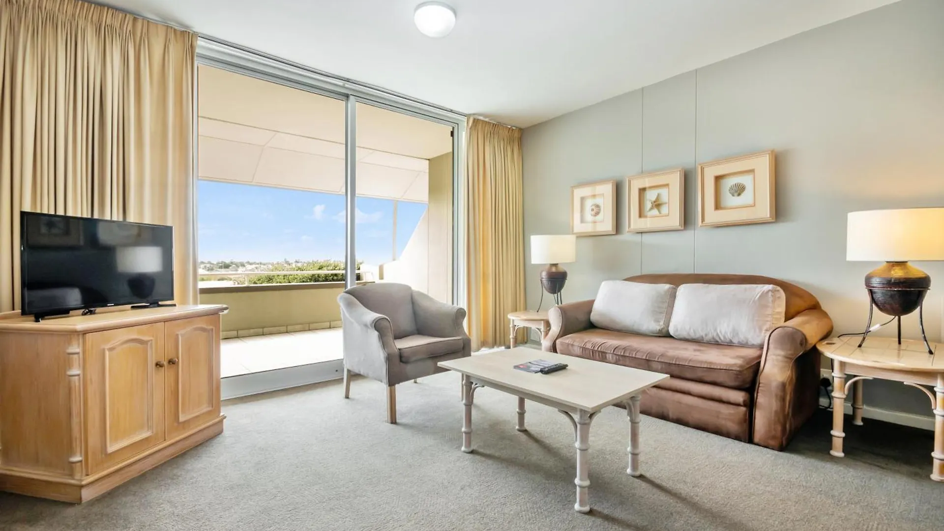 Dolphin Beach Hotel Self Catering Apartments Bloubergstrand